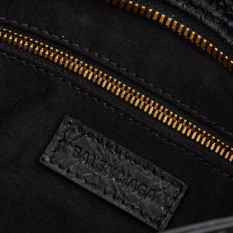 Le City Mini Leather Top-Handle Bag zip