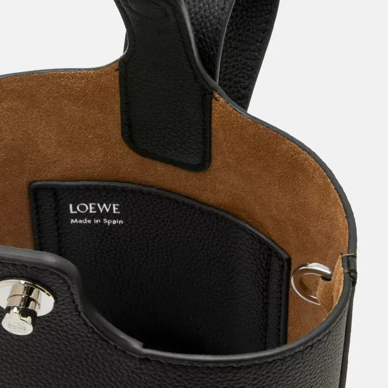 Pebble mini leather bucket bag blacl open